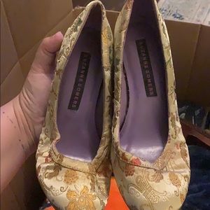 Suzanne Somer’s gold heels